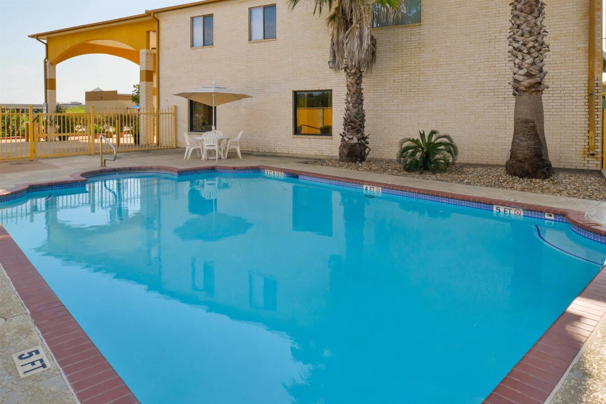Americas Best Value Inn & Suites Waller/Prairie View Экстерьер фото