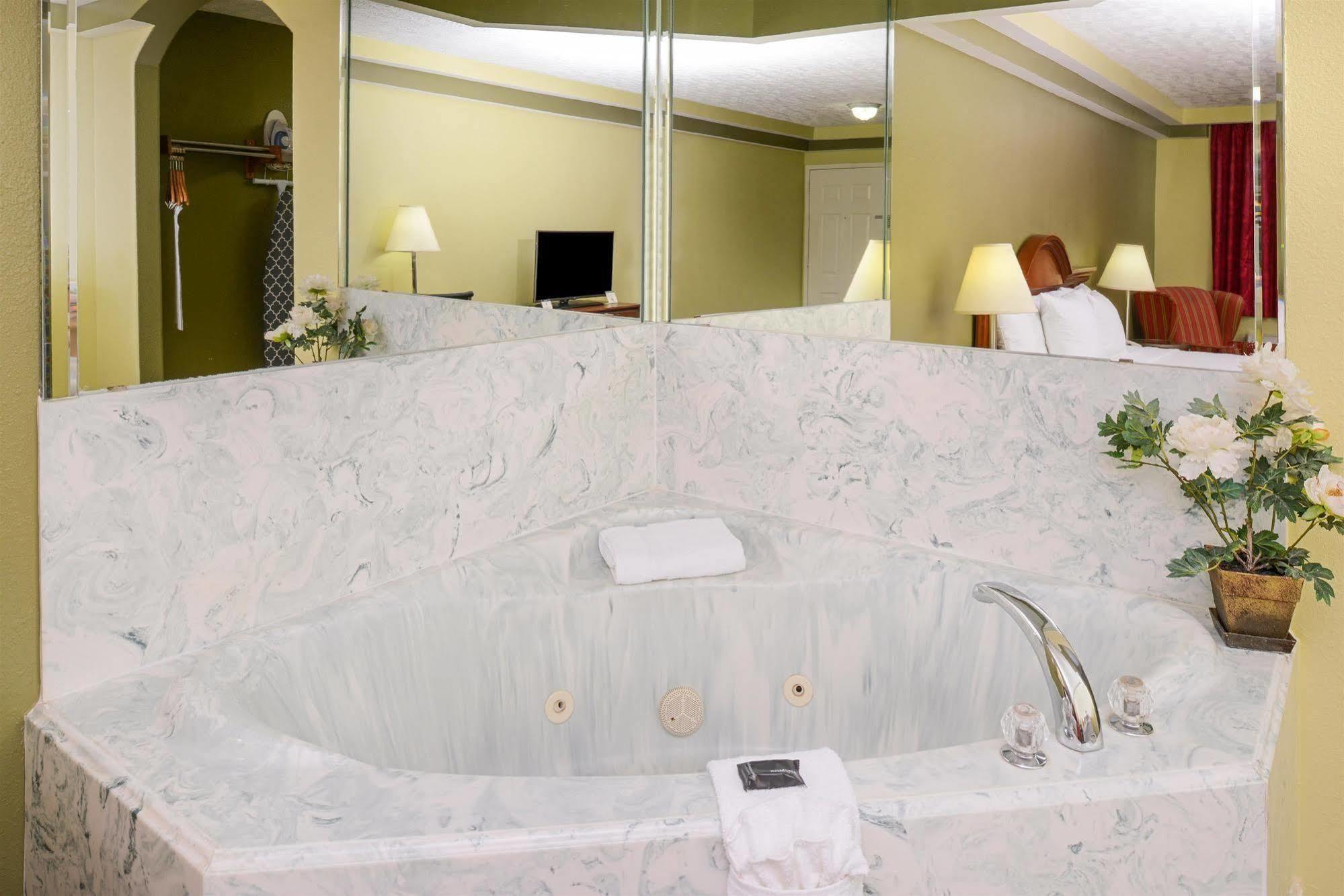 Americas Best Value Inn & Suites Waller/Prairie View Экстерьер фото