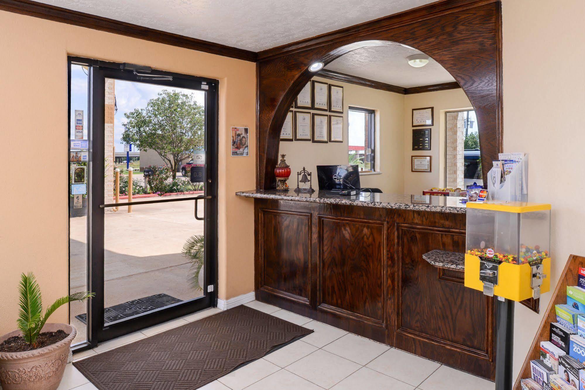Americas Best Value Inn & Suites Waller/Prairie View Экстерьер фото